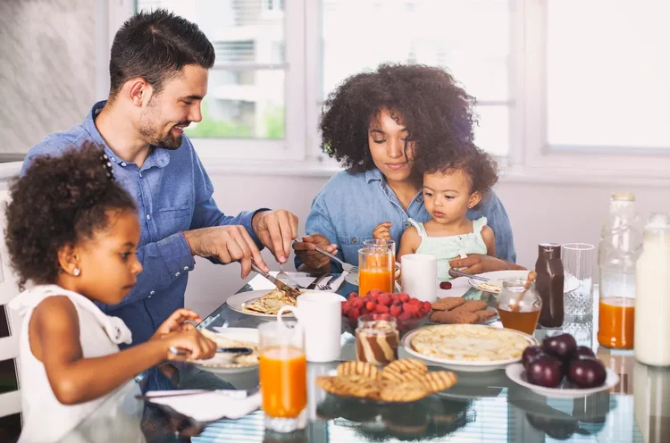 Família tomando café da manha